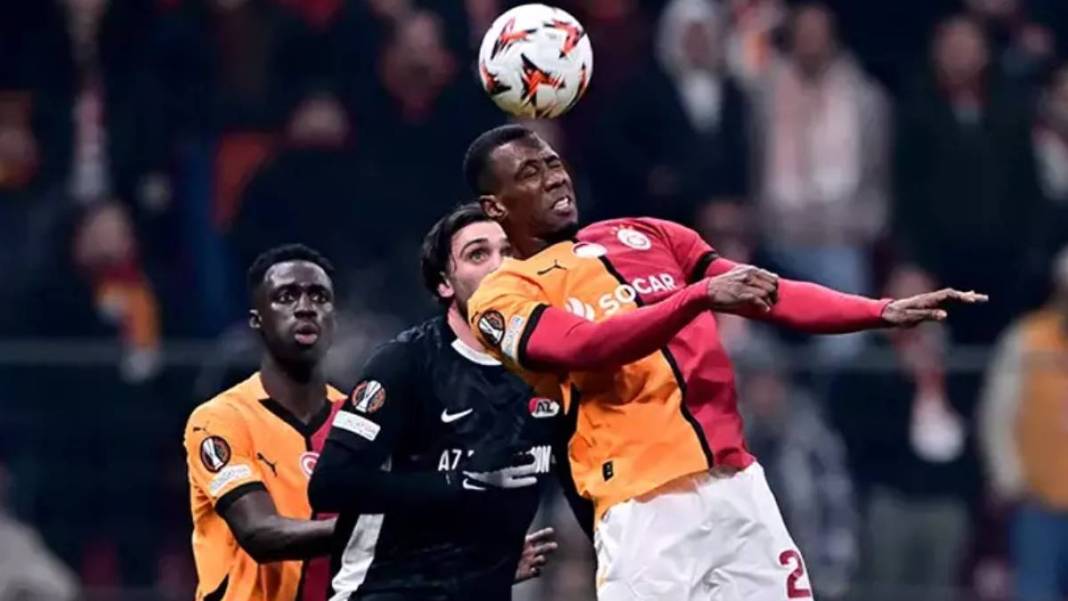 Galatasaray'da henüz imzası kurumamıştı! Okan Buruk Cuesta'nın yerine 2000'li yıldızı getiriyor. Hayırlı uğurlu olsun 4